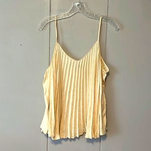 100% polyester. Adjustable straps. Very good condition.